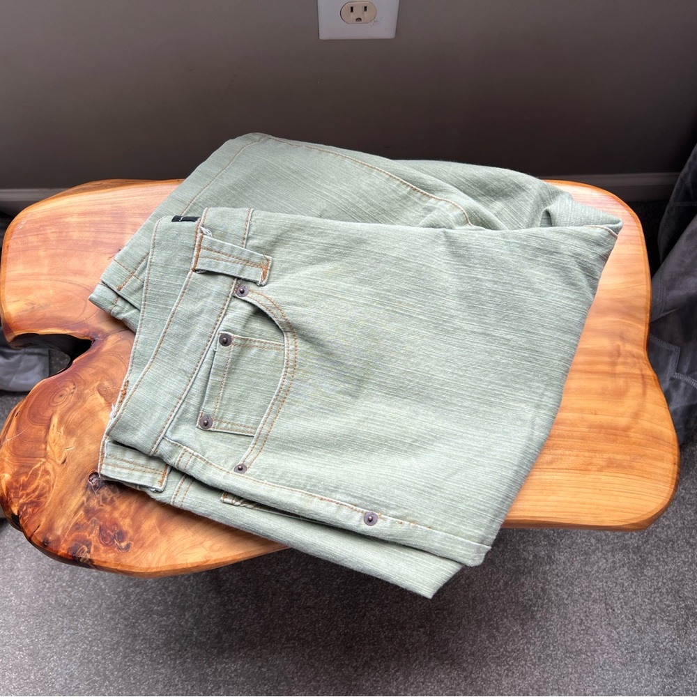 Venezia Green Bermuda Shorts Casual Style